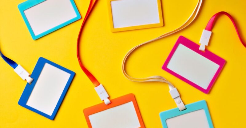Silk ou digital: qual cordão personalizado para crachá escolher?