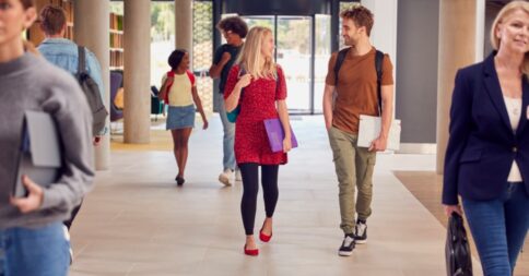 Como o controle de acesso em ambientes acadêmicos contribui para mais segurança?
